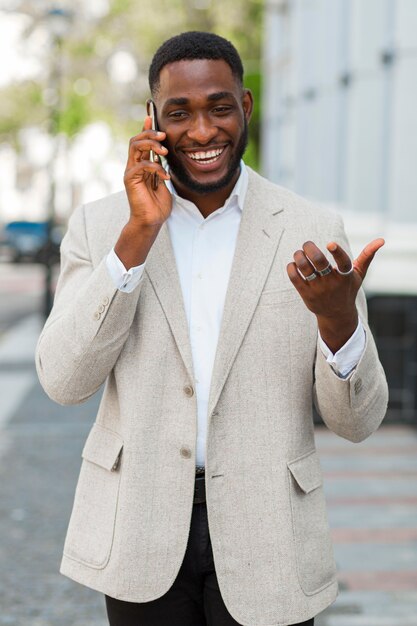 Hombre de negocios, hablar teléfono