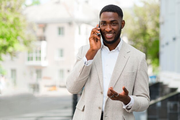 Hombre de negocios, hablar teléfono