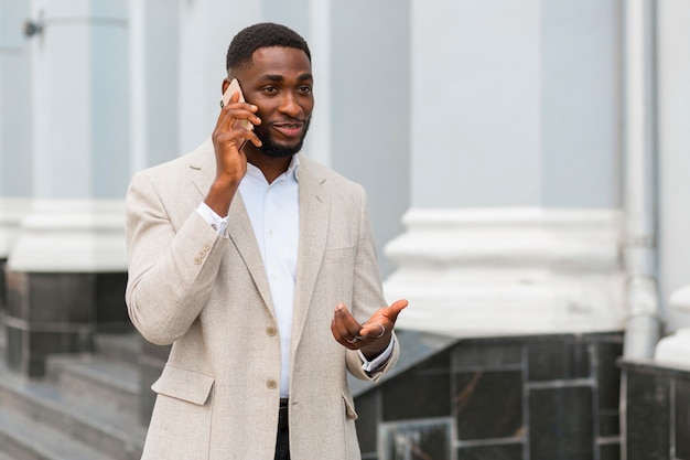 Foto gratuita hombre de negocios, hablar teléfono