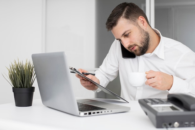 Hombre de negocios, hablar teléfono