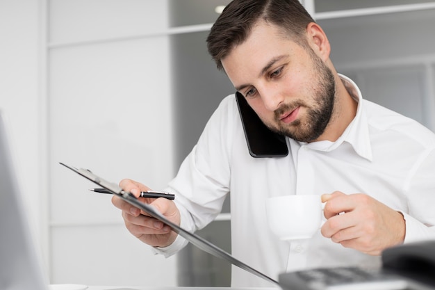 Foto gratuita hombre de negocios, hablar teléfono