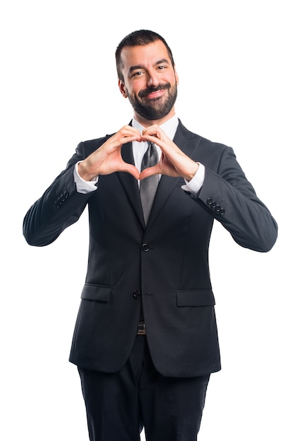 Foto gratuita hombre de negocios haciendo un corazón con sus manos