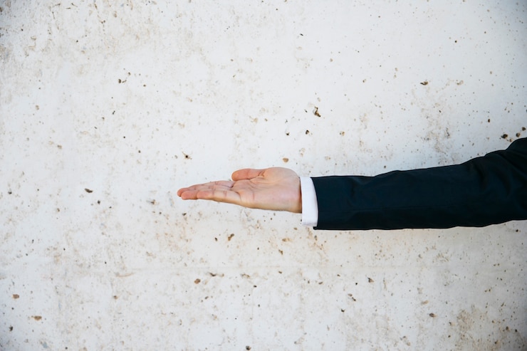 Foto gratuito hombre de negocios haciendo gesto de mano abierta