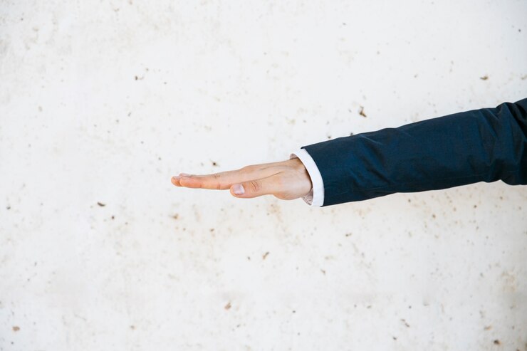 Foto gratuito hombre de negocios haciendo gesto plano