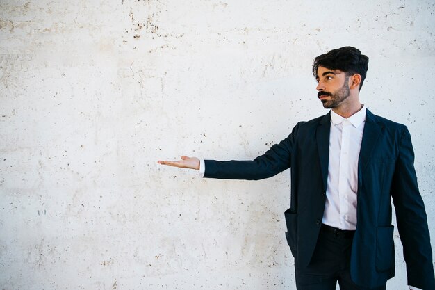 Hombre de negocios haciendo gesto de presentación