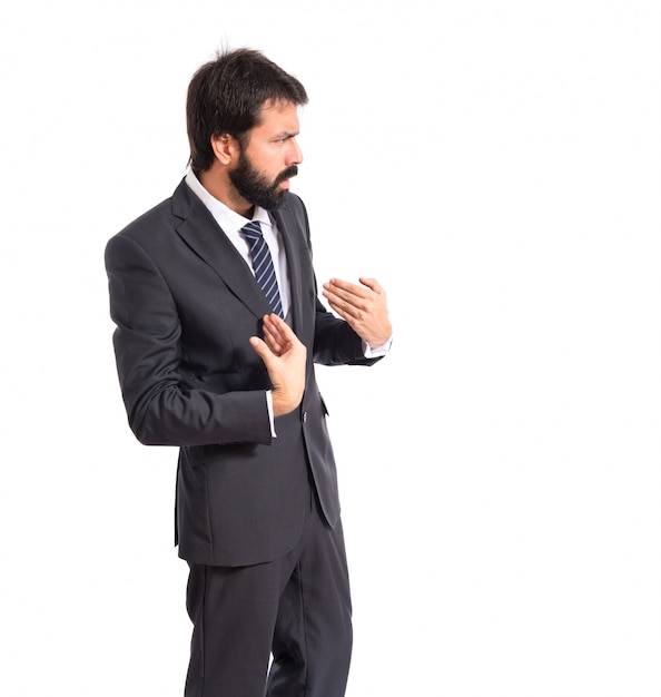 Hombre de negocios haciendo gesto sorpresa sobre fondo blanco