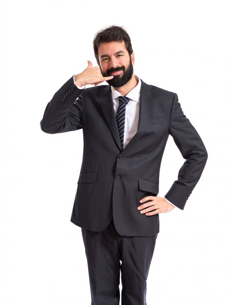 Hombre de negocios haciendo gesto de teléfono sobre fondo blanco