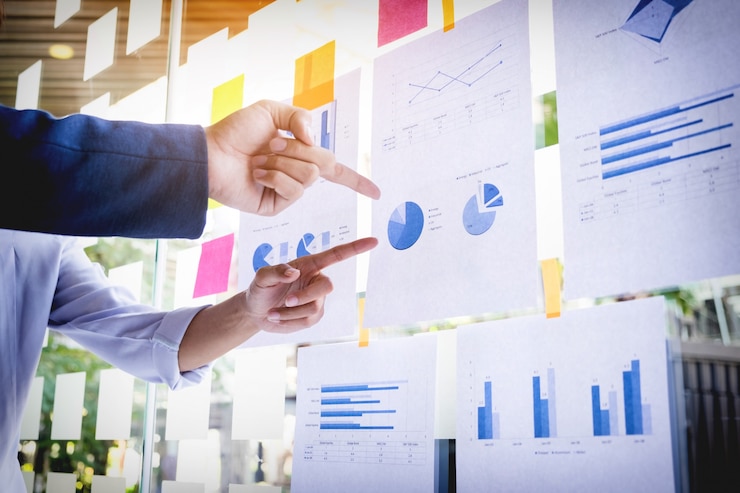 Foto gratuito hombre de negocios haciendo presentación con sus colegas y estrategia de negocio efecto de capa digital en la oficina como concepto.