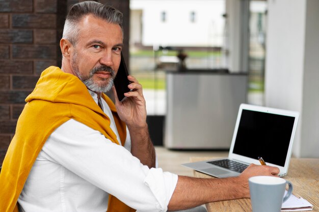 Hombre de negocios hispano de mediana edad