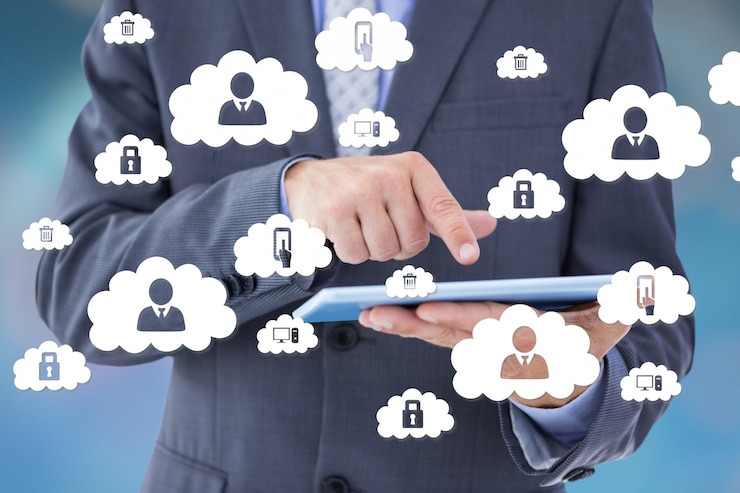Foto gratuito hombre de negocios con iconos de nubes