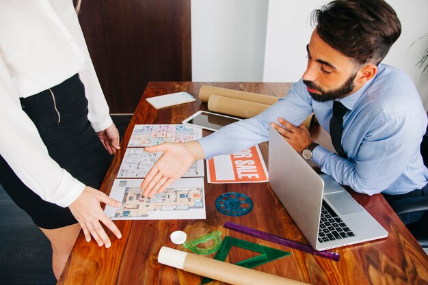 Hombre de negocios de inmobiliaria  dando la mano