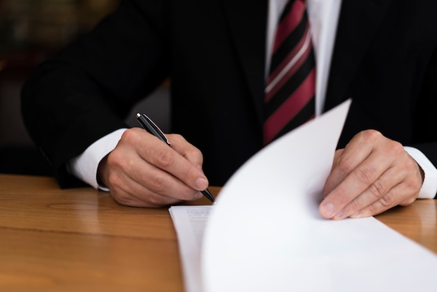 Hombre de negocios irreconocible escribiendo vista frontal