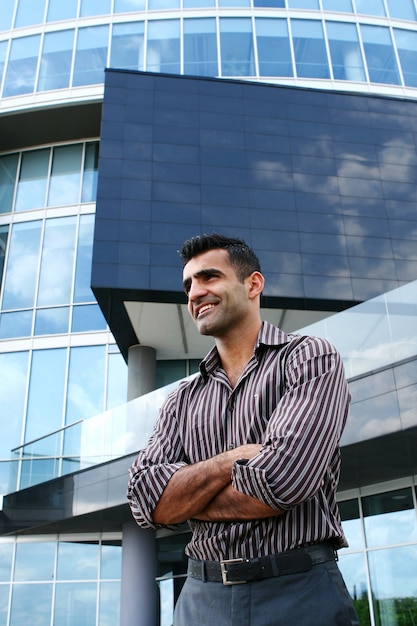 Foto gratuita hombre de negocios joven y atractivo