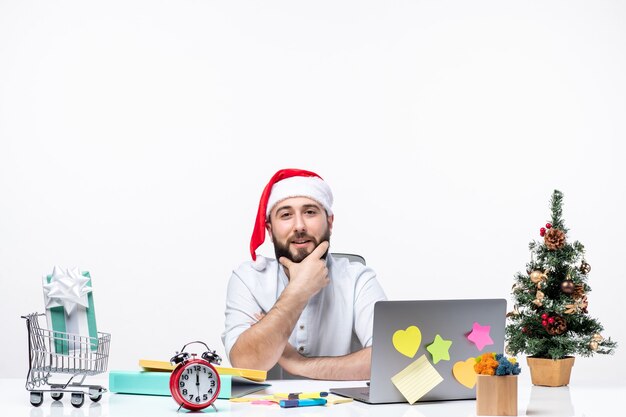 Hombre de negocios joven confiado concentrado en la oficina que celebra el trabajo de la Navidad o del año nuevo