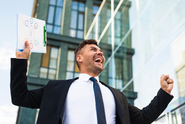 Hombre de negocios joven feliz vista baja