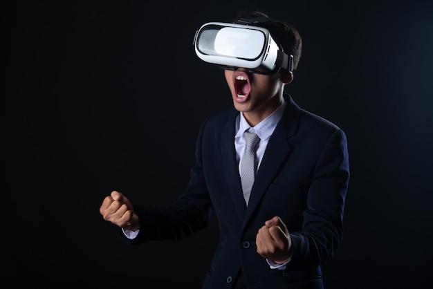 Hombre de negocios joven con gafas de realidad virtual