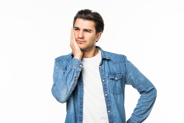 Hombre de negocios joven guapo agotado triste en el blanco