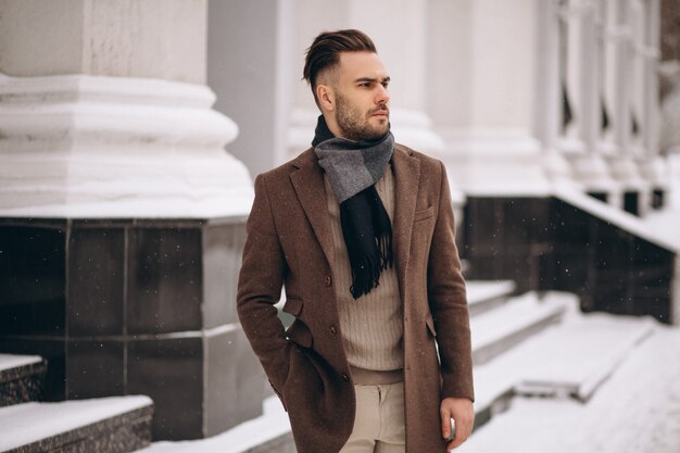 Hombre de negocios joven hermoso afuera en invierno