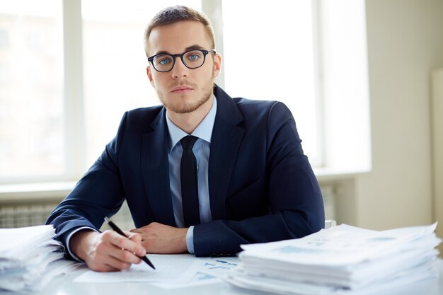 Hombre de negocios joven con mucho trabajo