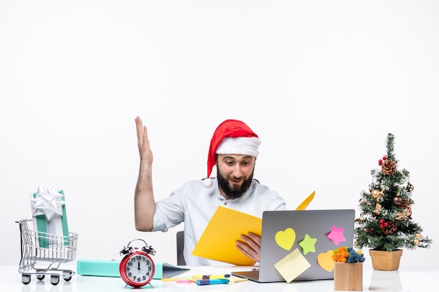 Foto gratuita hombre de negocios joven orgulloso satisfecho en la oficina celebrando y sosteniendo documentos comprobando notas