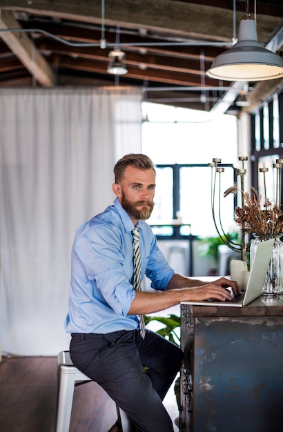 Hombre de negocios Laptop Planning Strategy Working Concept