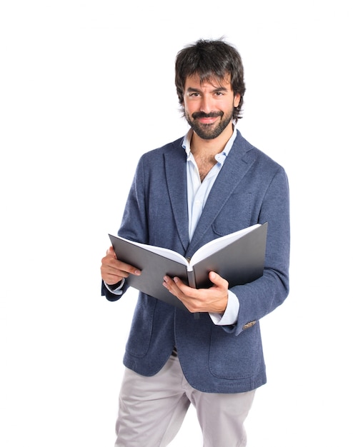 Foto gratuita hombre de negocios leyendo un libro sobre fondo blanco