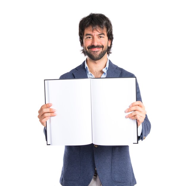 Hombre de negocios leyendo un libro sobre fondo blanco