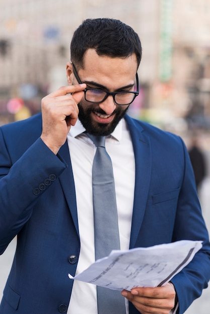 Hombre de negocios leyendo periódico