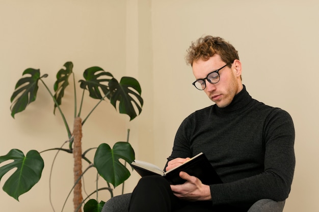 Foto gratuita hombre de negocios leyendo para un proyecto de trabajo