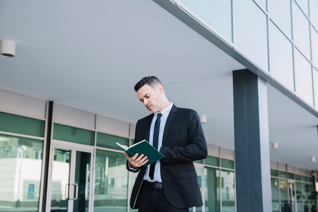 Hombre de negocios leyendo