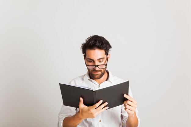 Hombre de negocios con libro