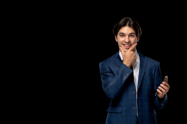 Hombre de negocios lindo chico guapo en traje azul oscuro con la corbata sonriendo con el teléfono