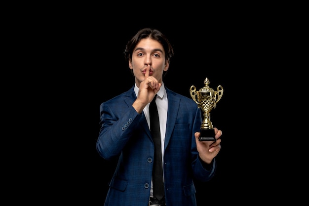 Foto gratuita hombre de negocios lindo chico moreno en traje azul oscuro con la corbata mostrando el signo de silencio