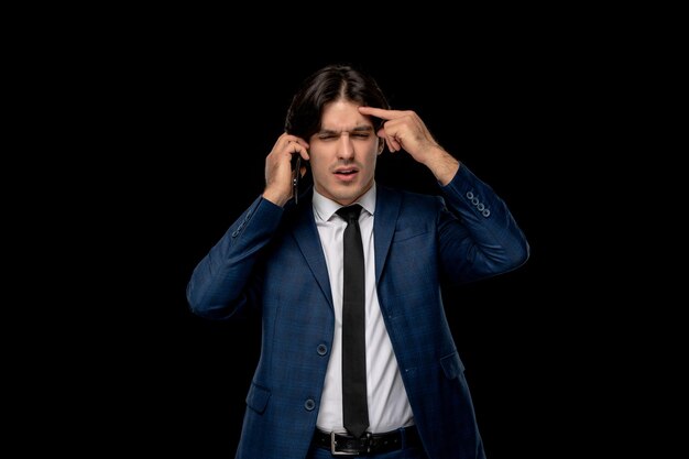 Hombre de negocios lindo hombre guapo en traje azul oscuro con corbata hablando por teléfono