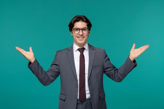 Hombre de negocios lindo joven guapo en traje de oficina gris y corbata con gafas agitando las manos