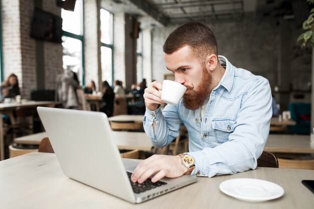 Hombre de negocios en línea portátil hombre de negocios