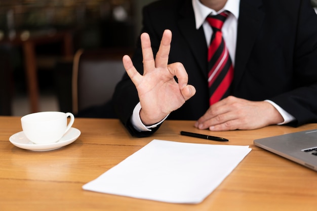 Hombre de negocios listo para firmar un contrato