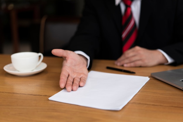 Foto gratuita hombre de negocios listo para firmar un contrato