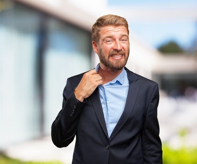 hombre de negocios loca expresión de preocupación