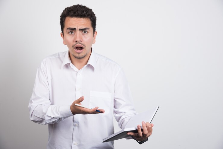 Foto gratuito hombre de negocios loco apuntando al error sobre fondo blanco.