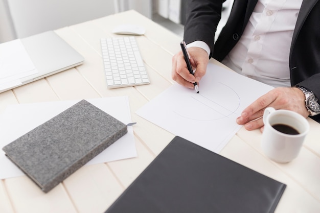 Foto gratuita hombre de negocios en el lugar de trabajo