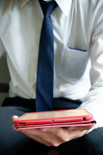 Foto gratuita hombre de negocios manos sosteniendo la tableta