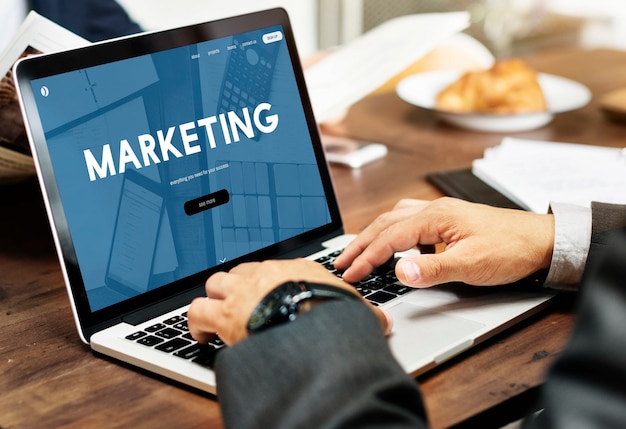 Hombre de negocios con marketing online