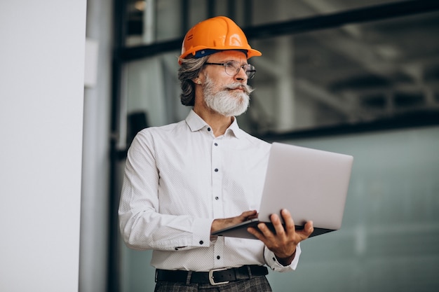 Foto gratuita hombre de negocios de mediana edad en un casco