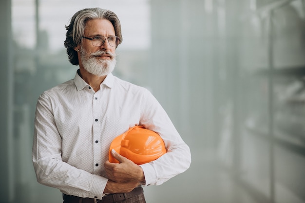 Foto gratuita hombre de negocios de mediana edad en un casco