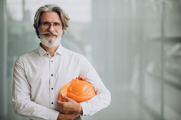 Hombre de negocios de mediana edad en un casco