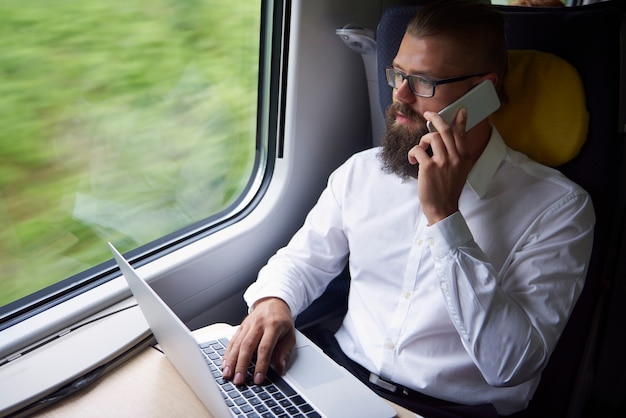 Hombre de negocios, mientras, viaje, en tren