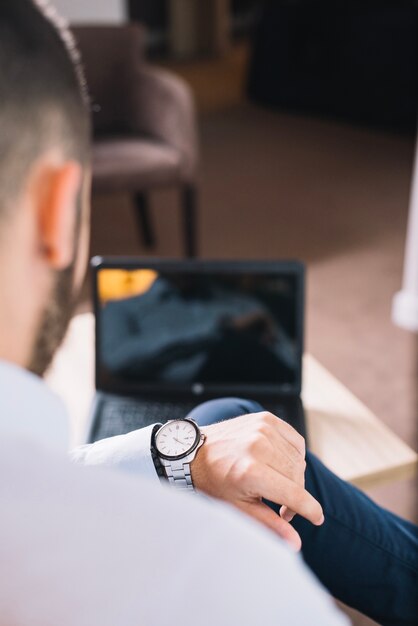 Hombre de negocios mirando el reloj de pulsera