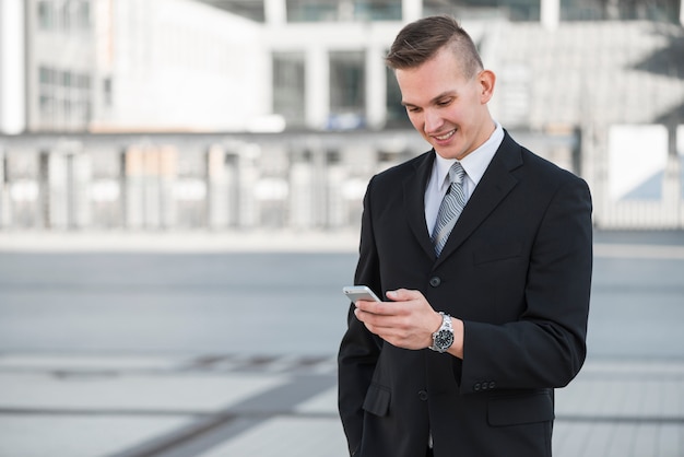 Hombre de negocios mirando a smartphone