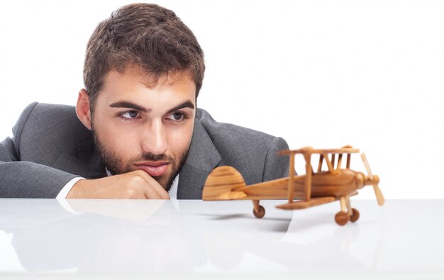 Hombre de negocios mirando su juguete de madera